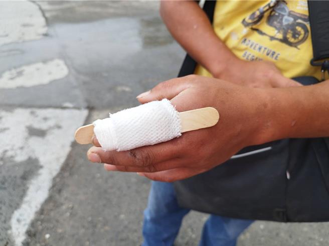 烏坵島民眾手指粉碎性骨折，金門海巡隊派遣巡防艇協助後送金門就醫。（金門海巡隊提供）