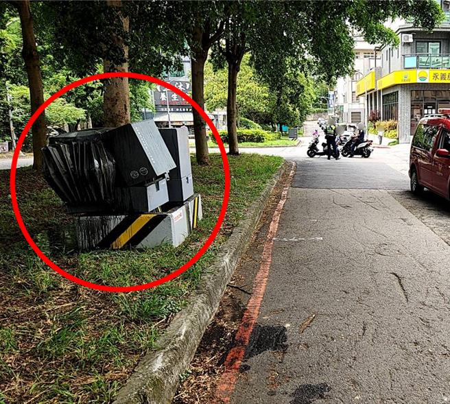 台电在新竹金山街的变压器遭民眾驾车击落，造成3553户停电。（图／台电提供）