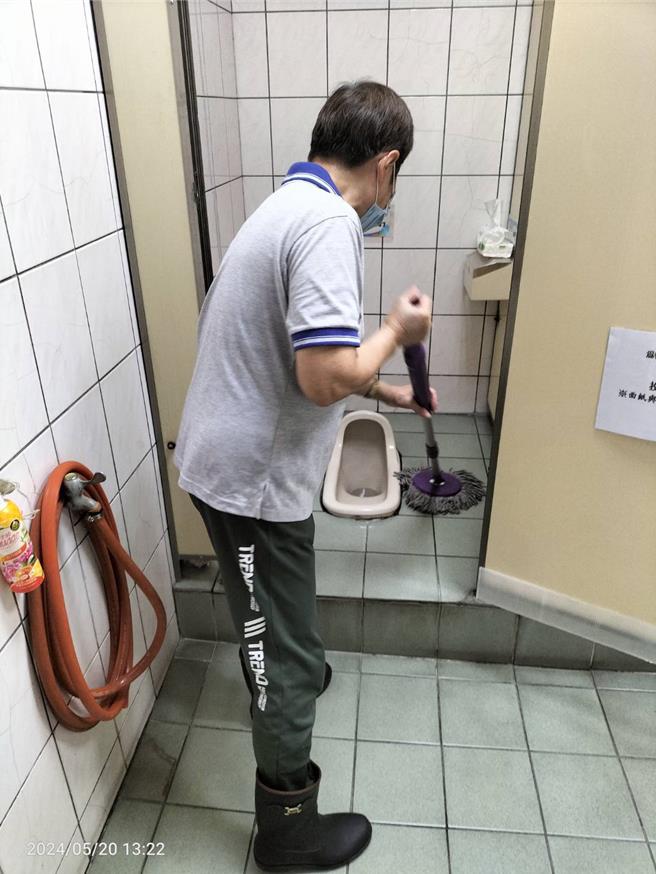 花女士日前碰到公司業務緊縮而失業，透過中彰投分署線西就業服務台媒合，轉換到生產清潔用品的公司，並由廠長親自帶領，目前已穩定就業，花女士上工格外勤奮，廠長誇讚她很認真負責，是不可缺少的好幫手。（中彰投分署提供／葉靜美彰化傳真）