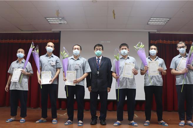 宜蘭監獄首期受刑人照服員培訓18名，今（27日）在獄所內舉辦結業典禮，以肯定參訓學員的願意與努力。（羅東聖母醫院提供／吳佩蓉宜蘭傳真）