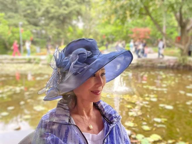 张璃敏喜欢在美国住家种花草，自嘲像农妇。(张璃敏提供)