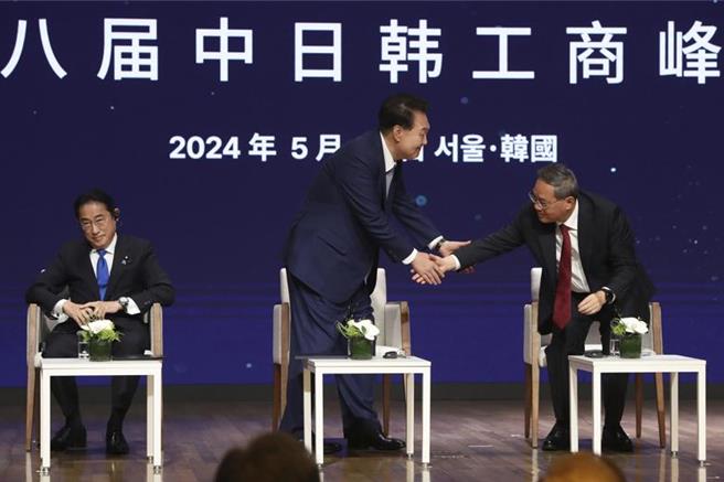 韩国总统尹锡悦（中）27日在大韩商工会议所，与中国国务院总理李强（右）、日本首相岸田文雄（左）共同出席第八届韩中日工商峰会。（美联社）