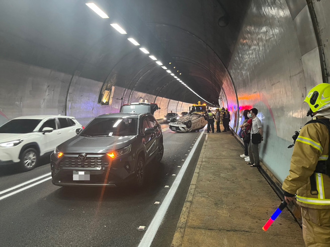 今（27）日下午16時許，國道五號26.2公里處雪隧北上方向發生一起追撞事故，現場為2車追撞一輛白車翻覆，事故造成1人受傷。（翻攝畫面）