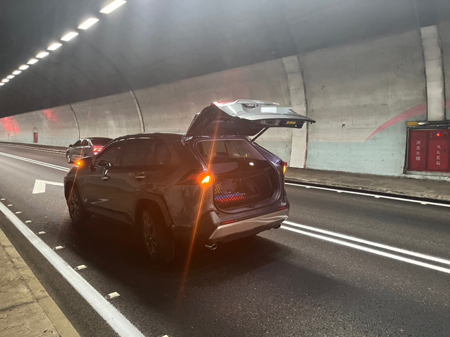 今（27）日下午16時許，國道五號26.2公里處雪隧北上方向發生一起追撞事故，現場為2車追撞一輛白車翻覆，事故造成1人受傷。（翻攝畫面）