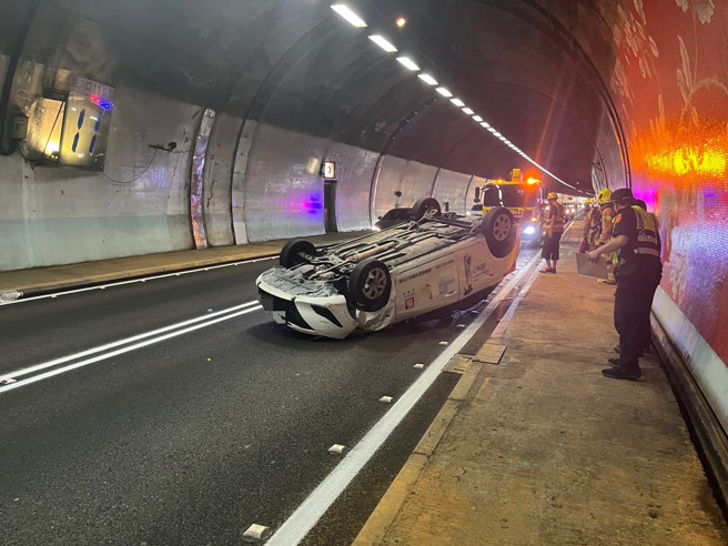 今（27）日下午16時許，國道五號26.2公里處雪隧北上方向發生一起追撞事故，現場為2車追撞一輛白車翻覆，事故造成1人受傷。（翻攝畫面）