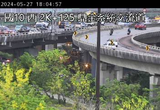 拖板車疑似從匝道口掉落到地面車道上，駕駛疑似受困。（翻攝國道1968）