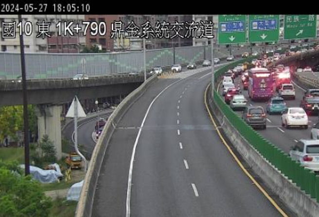 拖板車疑似從匝道口掉落到地面車道上，駕駛疑似受困。（翻攝國道1968）