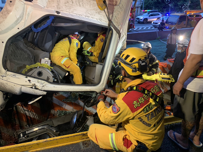 5月27日傍晚5時21分，一輛聯結車因不明原因從國道1號墜落至高雄市三民區大中一路與鼎中路口，消防局出動9車25人前往搶救被困在車內的駕駛。（翻攝照片／林瑞益高雄傳真）