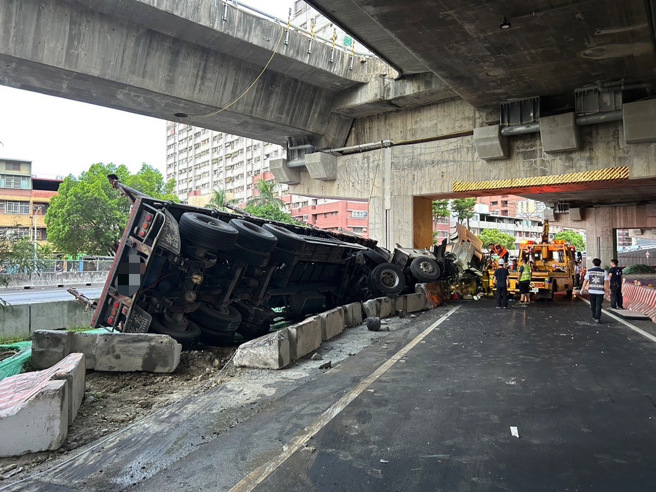 高雄一輛聯結車27日因不明原因翻車。（翻攝照片／林瑞益高雄傳真）