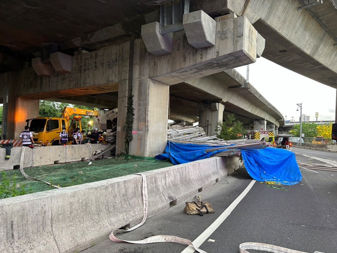 高雄一輛聯結車27日因不明原因翻車，車上載運的鐵管散落一地。（翻攝照片／林瑞益高雄傳真）