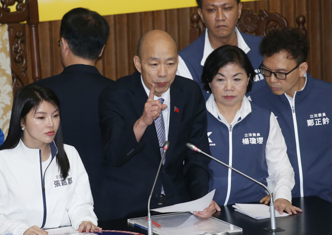 立法院24日院会续审国会改革法案，院长韩国瑜(中)必须处理绿委无数杯葛小动作。（资料照／姚志平摄）