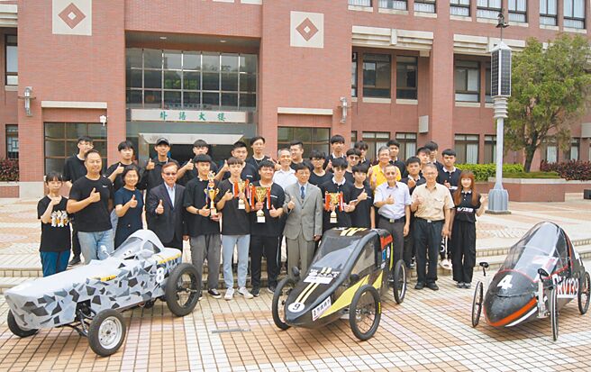 大叶大学此次参加全国环保节能车大赛的三支车队，一举抱回四座奖杯，开心与师长合影。图／许俊扬