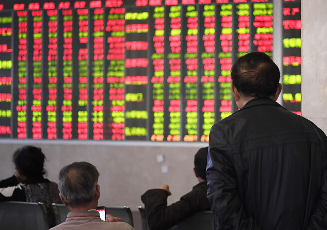 投信法人認為，儘管A股與港股PE已見修復趨勢，但仍低於長期均值，全面性多頭行情尚未到來，建議陸股選股重於選市。圖／新華社