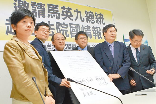 2012年4月9日民进党立院党团总召柯建铭（左三）曾与亲民党等在野党团召开记者会，提案连署邀请马英九总统赴立法院国情报告，并呼吁马应接受一问一答的方式。（本报资料照片）