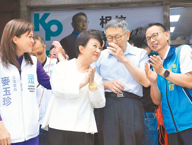 台中市长卢秀燕（左二）26日出席民眾党立委麦玉珍成立联合服务处活动，与民眾党主席柯文哲（左三）同框。（陈淑娥摄）