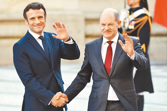 睽违24年，法国总统赴德国是访问。图为马克宏（左）在凡尔赛宫会见德国总理萧兹。（新华社）