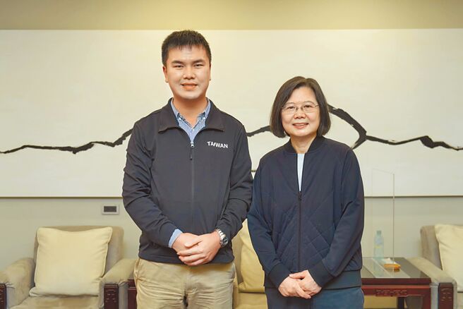 民進黨地方黨部主委26日改選，苗栗縣黨部主委李貴富兩屆任滿，縣議員陳光軒、立委沈發惠辦公室主任陳詩弦相爭，最後由陳詩弦（左）出線接任下屆黨部主委。（摘自陳詩弦臉書／李京昇苗栗傳真）