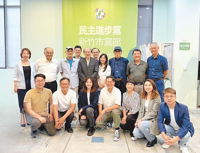 民進黨26日舉行各縣市黨部主委改選，新竹市黨部主委由市議員施乃如（後排右四）當選。（民進黨提供／陳育賢新竹傳真）