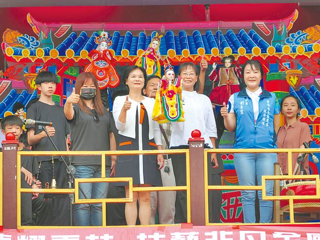 云林县5所国中小荣获今年全国艺文竞赛特优，26日在北港朝天宫酬神专用戏台「宗圣臺」演出，云林副县长谢淑亚（前右二）表示，县府每年提供经费，支持各校推动传统戏剧，将本土化、在地化落实到校园中。（张朝欣摄）