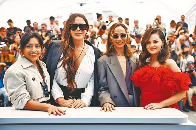 亞德蓮娜帕茲（左起）、卡拉索菲亞賈斯康、柔伊莎達娜、席琳娜一同拿下坎城影后。（路透）