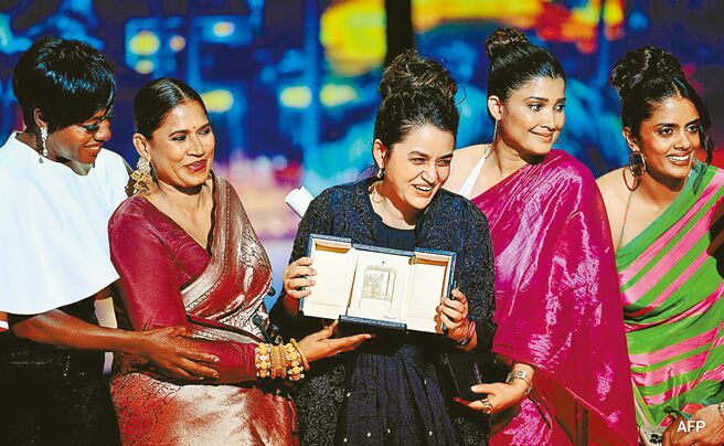 印度女導演帕亞爾卡帕迪亞（黑衣）勇奪本屆評審團大獎。（海鵬影業提供）