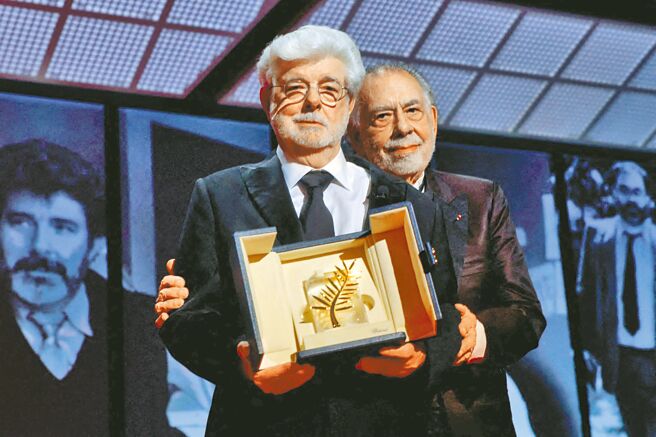 喬治盧卡斯（左）從法蘭西斯柯波拉手中接過榮譽金棕櫚獎。（路透）