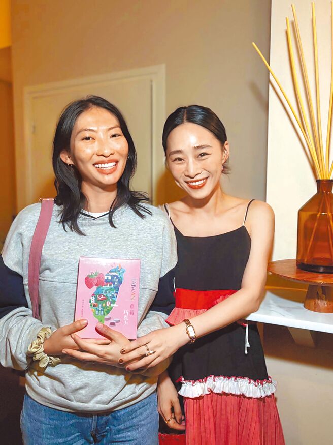 吴可熙（右）赠与导演Constance Tsang台湾味伴手礼。（CAA提供）