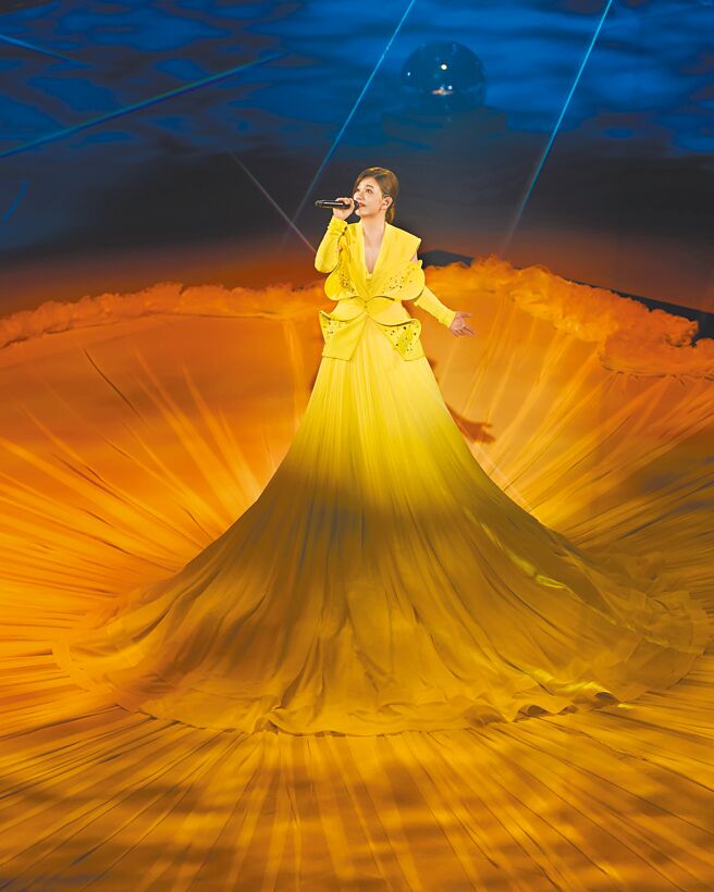 梁靜茹穿6米長花瓣輪廓的龐大裙襬，氣勢磅礡登台。（超級圓頂提供）