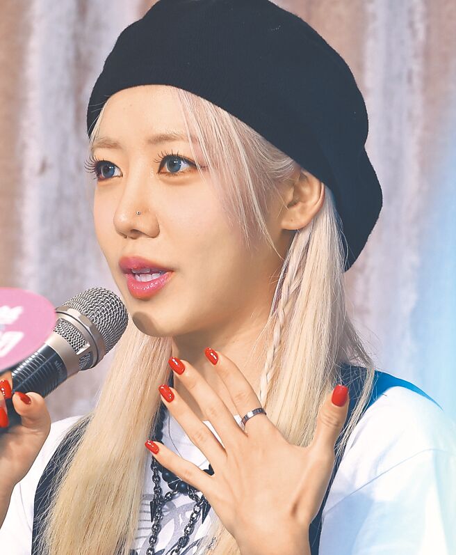 金南珠大方秀出Apink团员们的友情戒指。（陈俊吉摄）