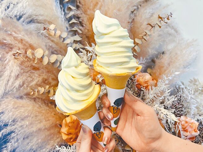 OKmart「香草牛奶霜淇淋」標榜濃醇牛奶搭香草香氣，整體甜而不膩，30元。（OKmart提供）