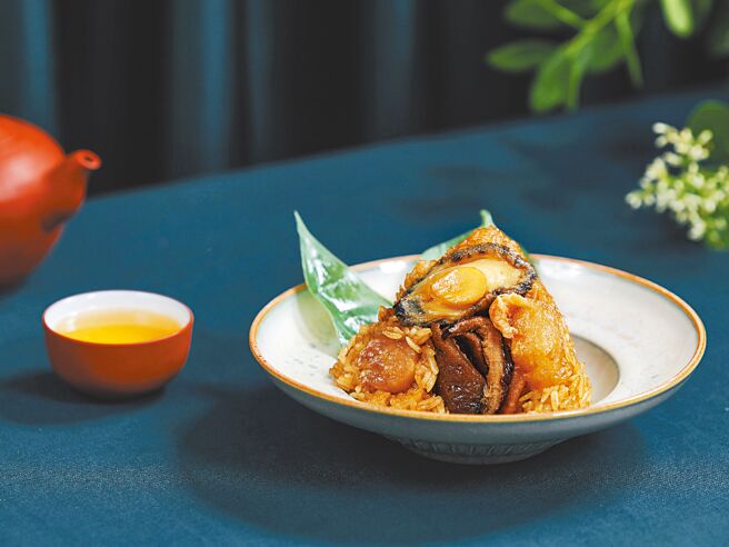 「御品海皇佛跳墙粽」吃得到鲍鱼、乌参、干贝及蹄筋等好料。（烟波国际观光集团提供）