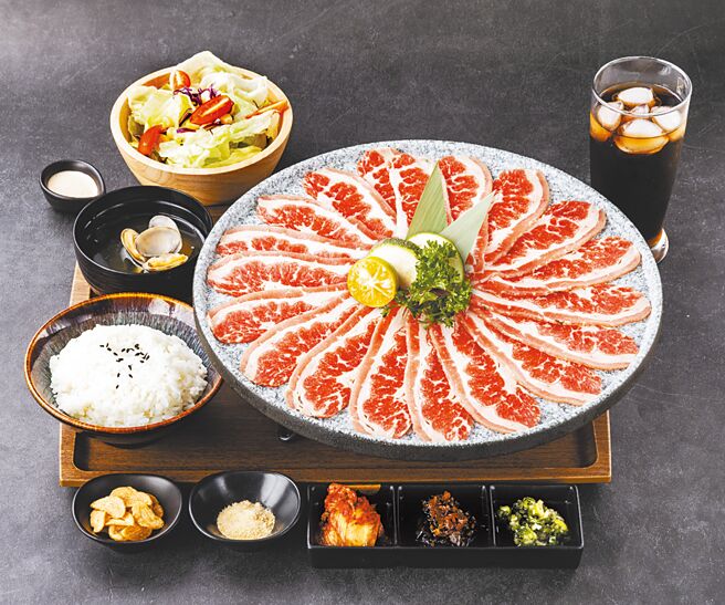 全家国际餐饮旗下自创烧肉品牌「IKIGAI烧肉专门店」，28日前推出每日排队前5名顾客，免费招待美国牛胸腹大盛套餐（见图），以及每日排队第6名到第50名的消费者，可享牛肉盛合套餐5折至8折。（全家国际餐饮提供）