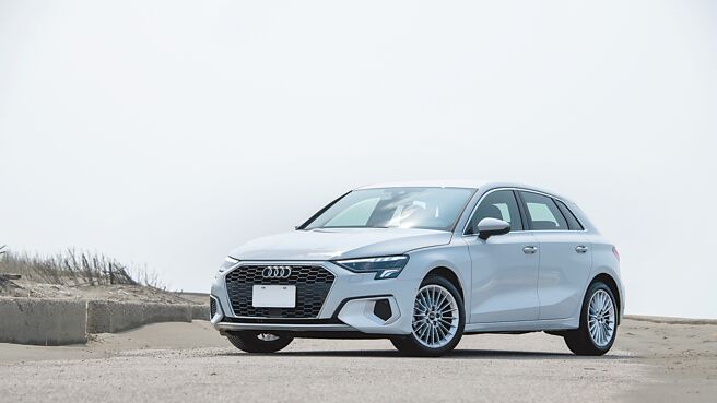 Audi A3 Sportback 35 TFSI advanced進化版外觀搭配17吋鋁圈彰顯跑格，售價153萬元起。（陳大任攝）