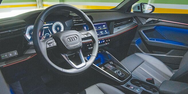 儀表控台採配多彩環艙氛圍照明套件。（陳大任攝）