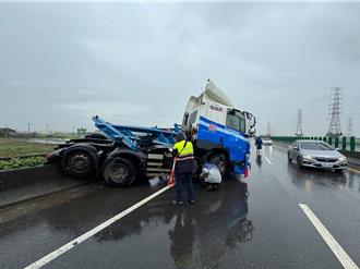  西濱彰化線西段北上外側 貨櫃車撞護欄「折甘蔗」