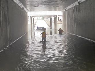 畫面曝光！苗栗豪雨多處地下道積水封閉   轎車誤闖險遭滅頂