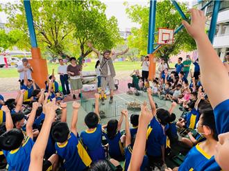 「行動動物園」前進北高雄6校 寓教於樂宣導生命教育