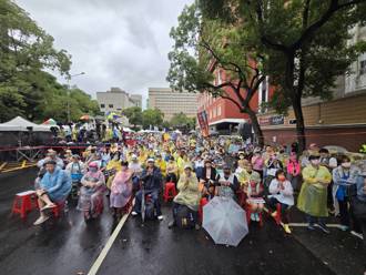 場外最新》「青鳥」抗議今遇雨    目前人潮曝光