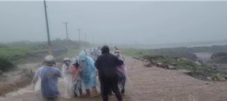 蘭嶼大雷雨導致野溪暴漲 遊客涉險通行險被沖走