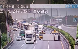 疑未保持行車距離 小貨車擦撞後側翻