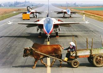 最快與最慢   IDF戰機在滑行道整備時與農人駕牛車的交錯