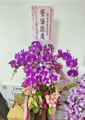 遞橄欖枝？侯友宜送花籃 賀蘇巧慧當選民進黨新北黨部主委