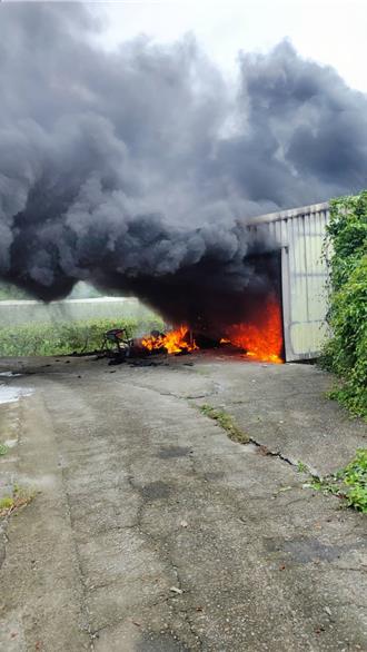 台南鐵皮倉庫火警 濃煙沖天幸無人受困