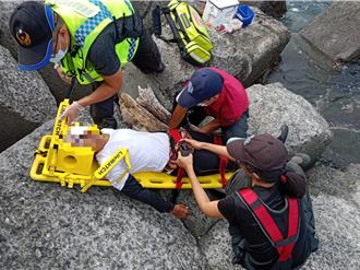 釣魚跌落防波堤「卡消波塊」 他獲救額頭5公分撕裂傷送醫