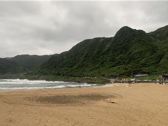 基隆大武崙沙灘邁入戲水旺季 童子瑋攜議員會勘安全整備