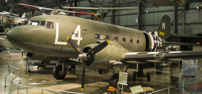 航空博物館的C-47，此為西歐戰場用於空降的塗裝，大約1萬8千名傘兵乘座C-47降落諾曼地海灘後方。(圖/美國空軍)