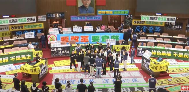 蓝白进入议场后没有太大的衝突，继续展开布条大战。（中时新闻网直播）