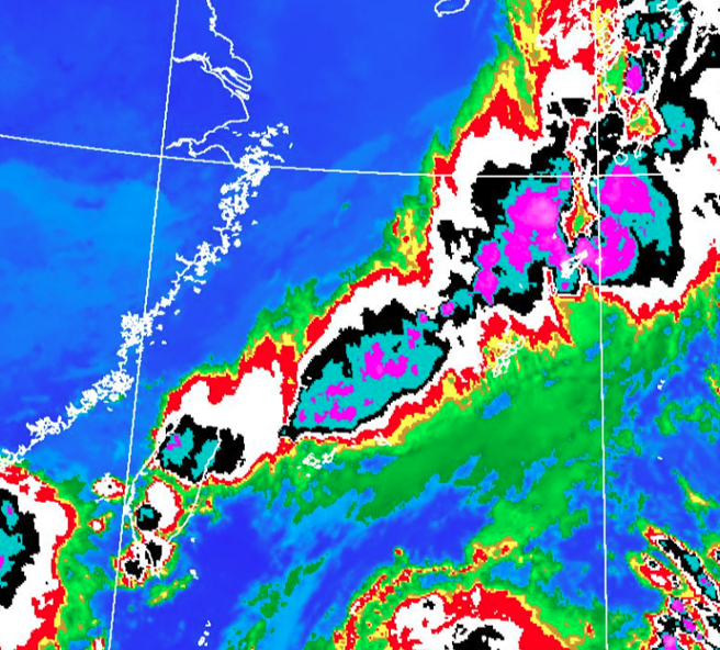 上午8时的红外线云图显示，西北部近海对流云系逼近中，伴随雨势及闪电，属中尺度系统的「飑线」。（翻摄自气象署）