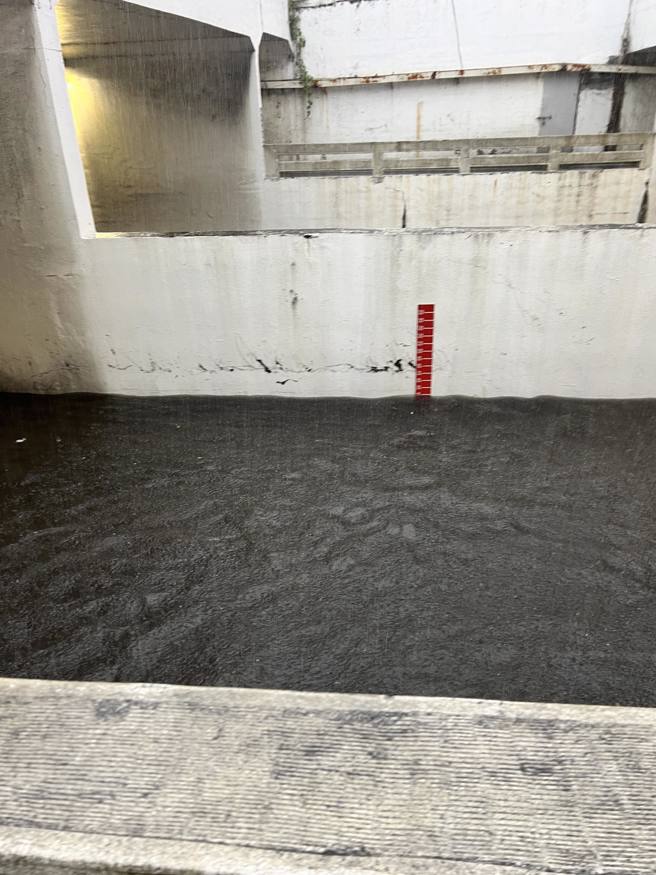 苗栗多个地下道淹水，图为自强路环市路地下道。（图／网友授权提供）