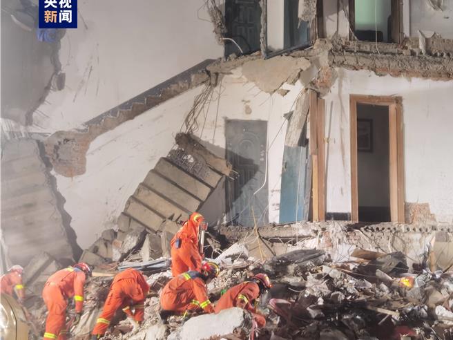 安徽銅陵居民樓坍塌4人遇難，承建方負責人被控制。（大陸央視）
